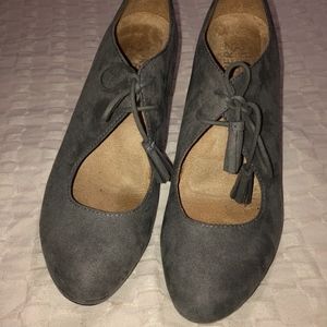 EUC Naturalizer gray suede look heels